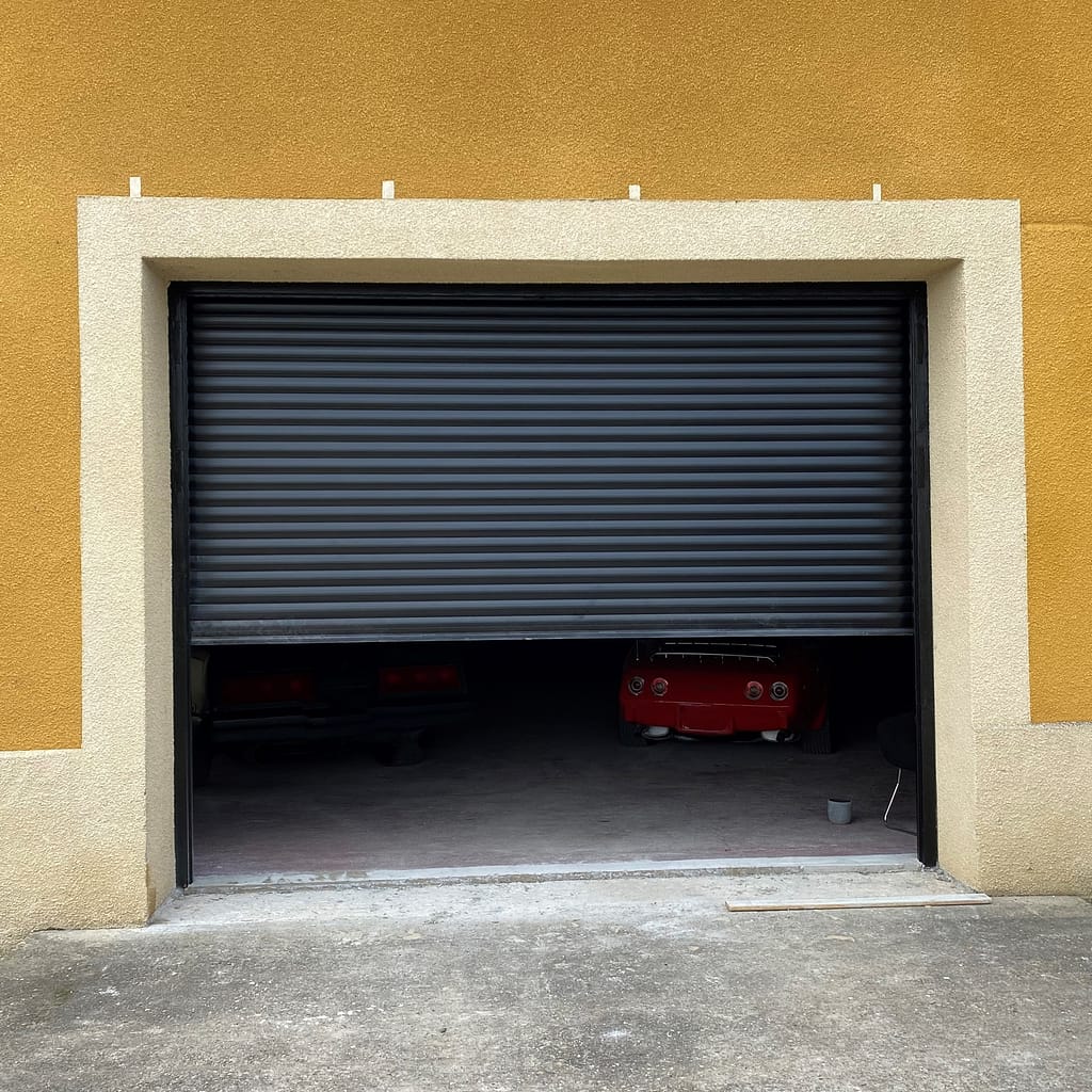 porte de garage enroulable noire installée par RPI Menuiserie à Angoulême Sauveterre-de-Guyenne et Lesparre Médoc