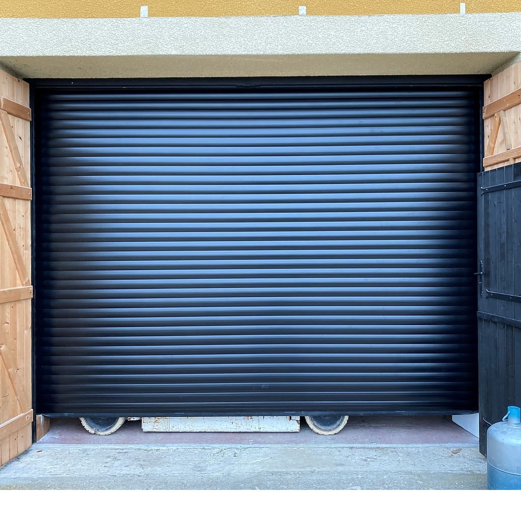 porte de garage enroulable noire installée par RPI Menuiserie à Angoulême Sauveterre-de-Guyenne et Lesparre Médoc