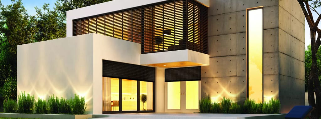 Maison cubique moderne avec piscine et brise soleil orientables noir et volet roulants tradiexpress de la marque Flip