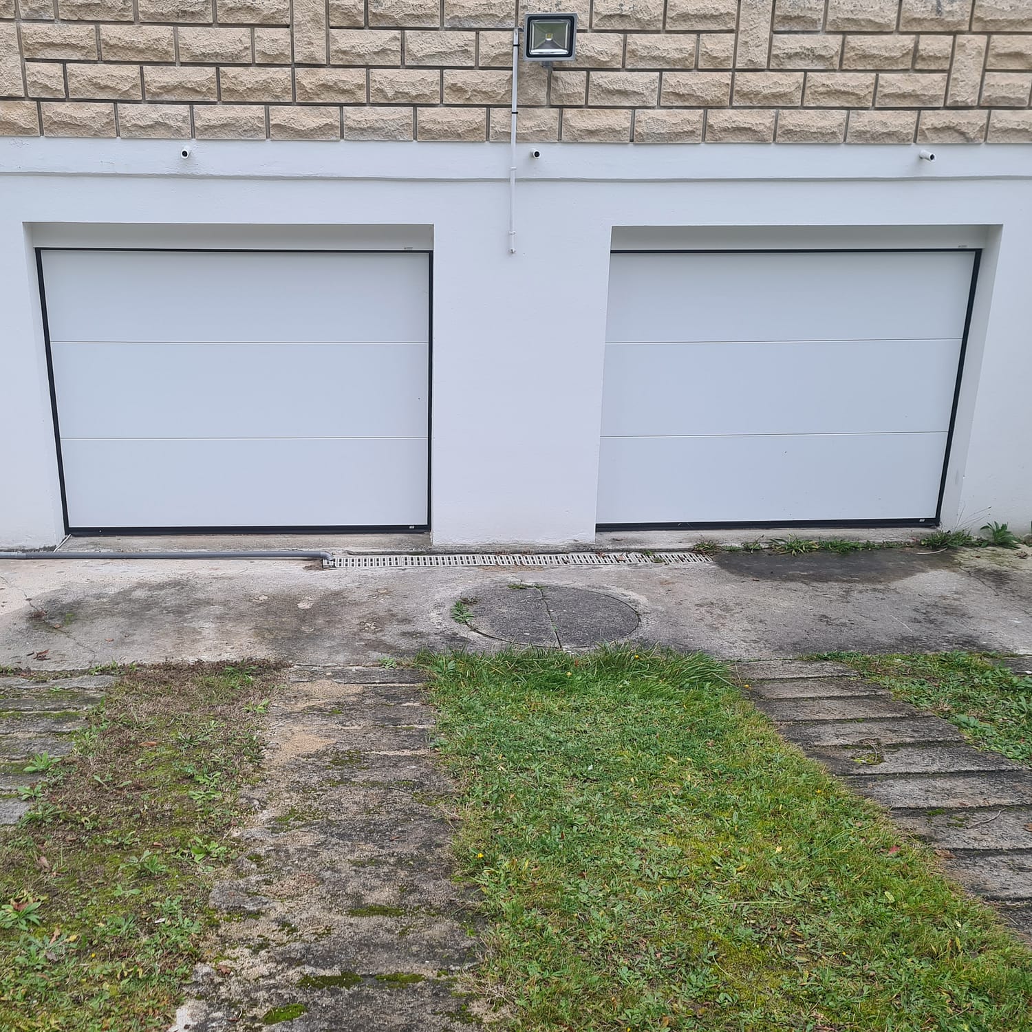 volets roulants et portes de garage sectionnelles blanches à Courtry
