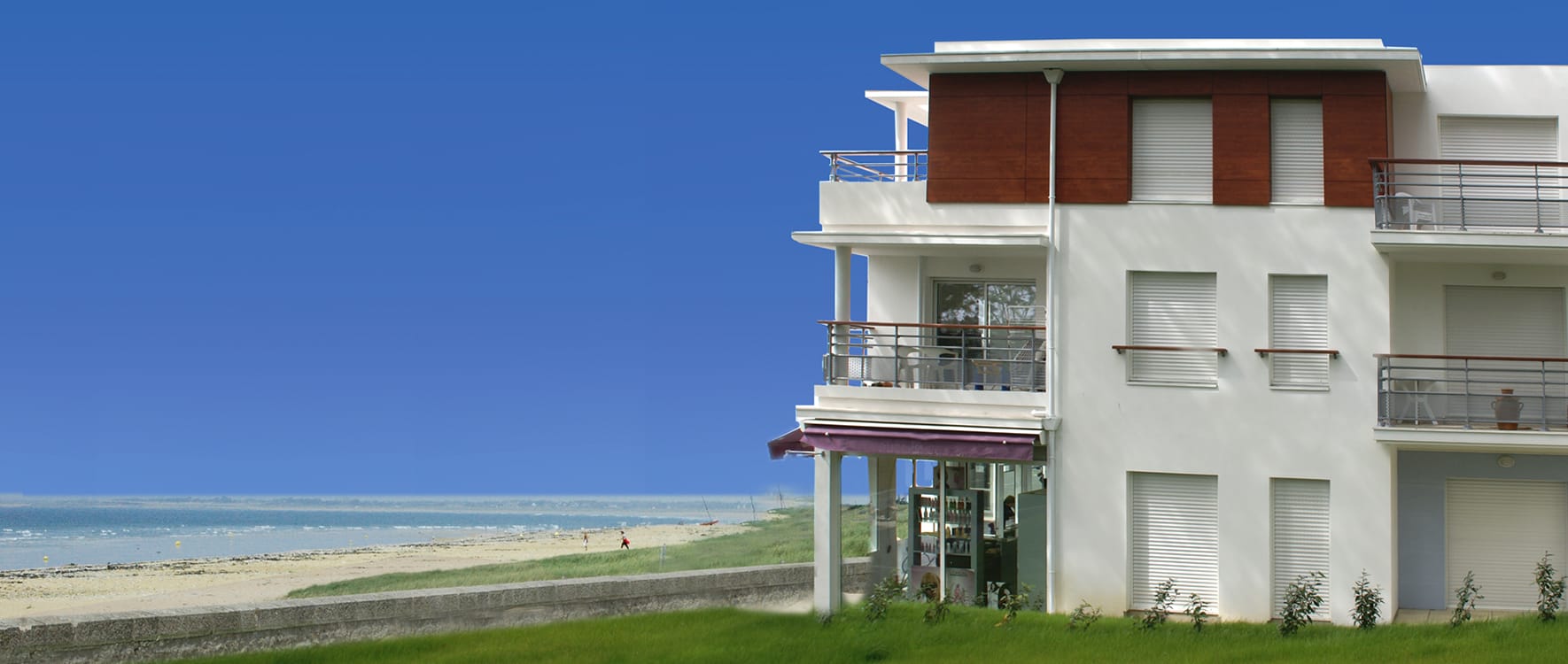 Vue maison au bord de la mer équipée de volets roulants bloc in blanc de la marque Flip