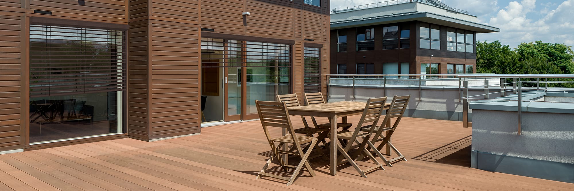 Terrasse d'une maison avec brise soleil orientable rénovation solaire marron de la marque Flip
