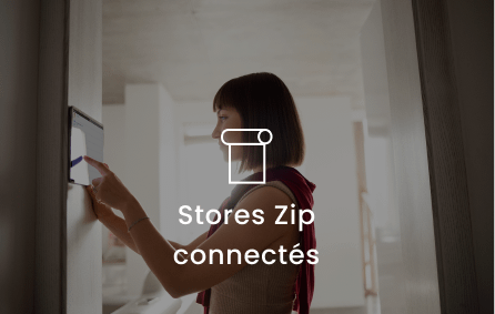 Vignette femme qui regle son appareil domotique avec écriture blanche devant "Stores zip connectés"