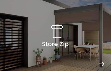 Vignette terrasse avec une pergola et d'un store zip avec une écriture blanche par dessus "Stores zip"