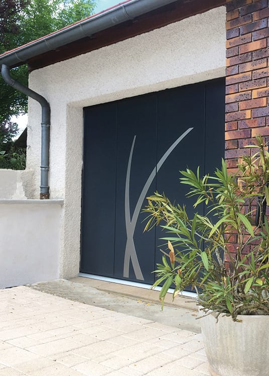 Porte de garage sectionnelle latérale isolée avec une décoration aloé