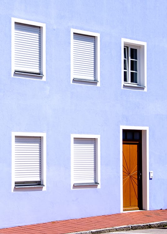 maison façade bleu et volets roulants blanc Tradilux marque flip