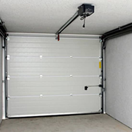 Vue de l'intérieur d'une porte de garage sectionnelle plafond