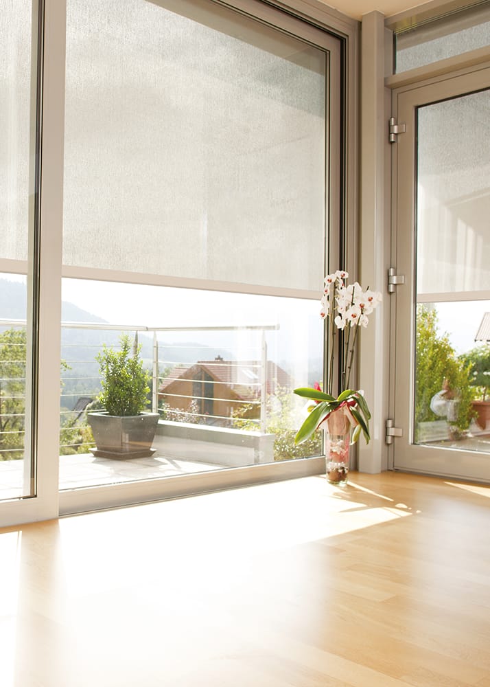 Terrasse vue de l'intérieur avec store zip de couleur beige de la marque Flip