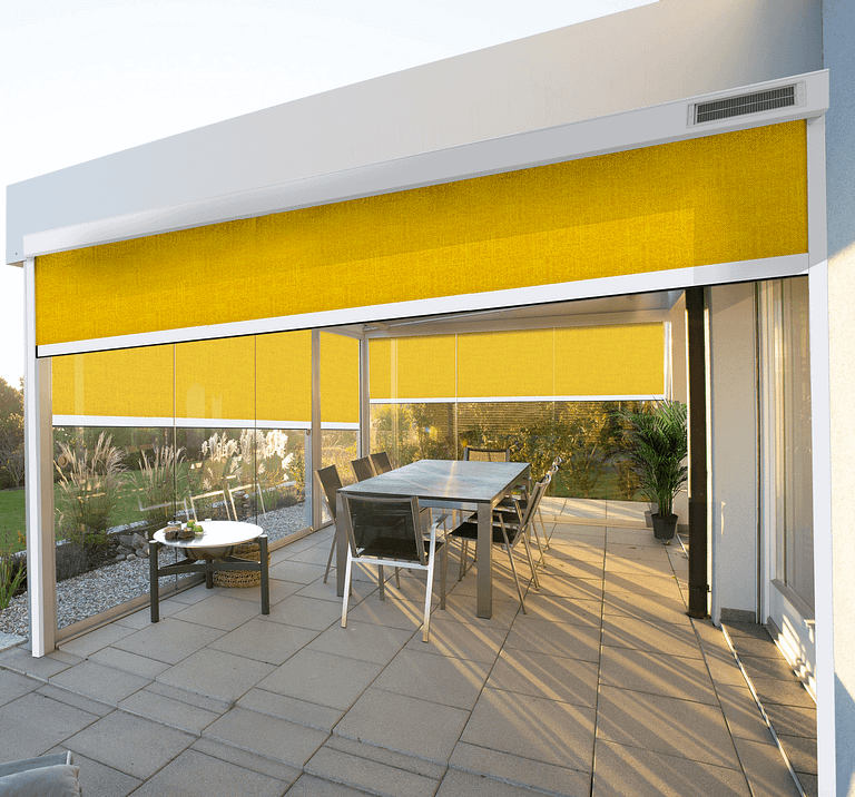 Store ZIP solaire posée sur une pergola en terrasse