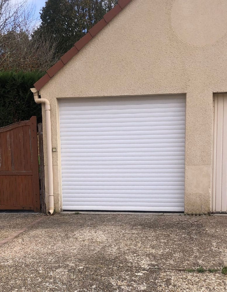 Porte de garage enroulable blanche posée en Essonne par le menuisier Eco Fermetures à Longjumeau