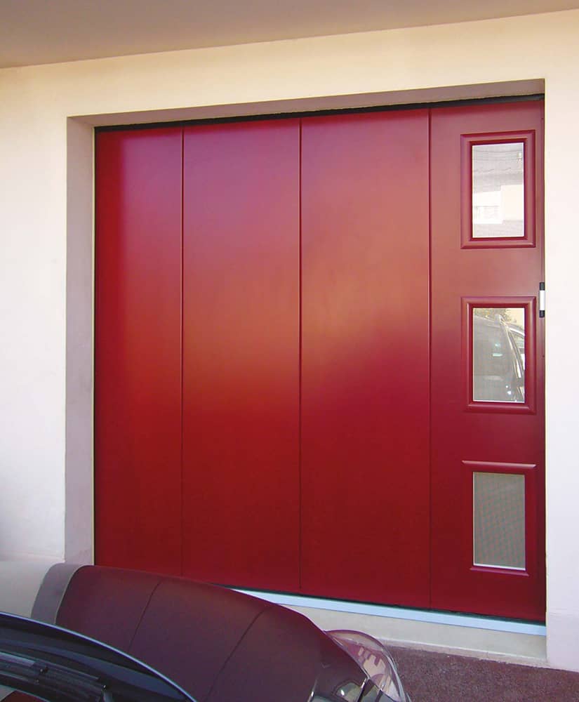 Porte de garage sectionnelle latérale rouge des hublots rectangulaires