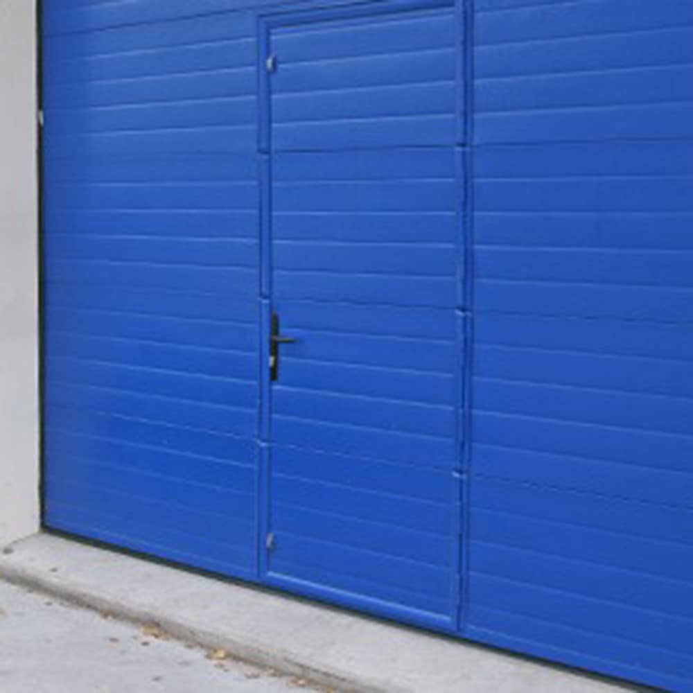 Porte de garage sectionnelle latérale bleue avec portillon