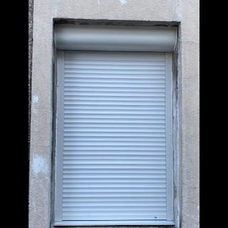 Fenêtre isolée équipée d'un volet roulant astrolux renolux blanc de la marque Flip