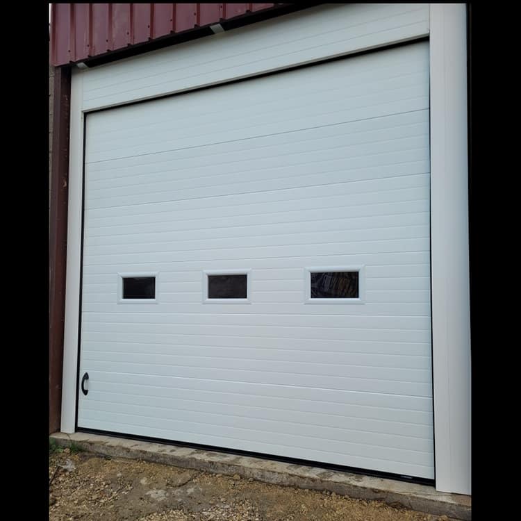 Porte de garage sectionnelle rainurée isolée blanche avec plusieurs hublots
