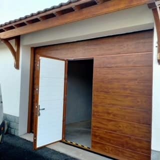 porte de garage sectionnelle chêne doré avec portillon à Ambert en Auvergne