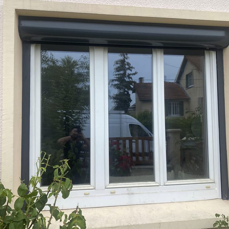 Fenêtre isolée d'une maison beige avec des volets roulets Astrolux Renolux anthracite de la marque Flip