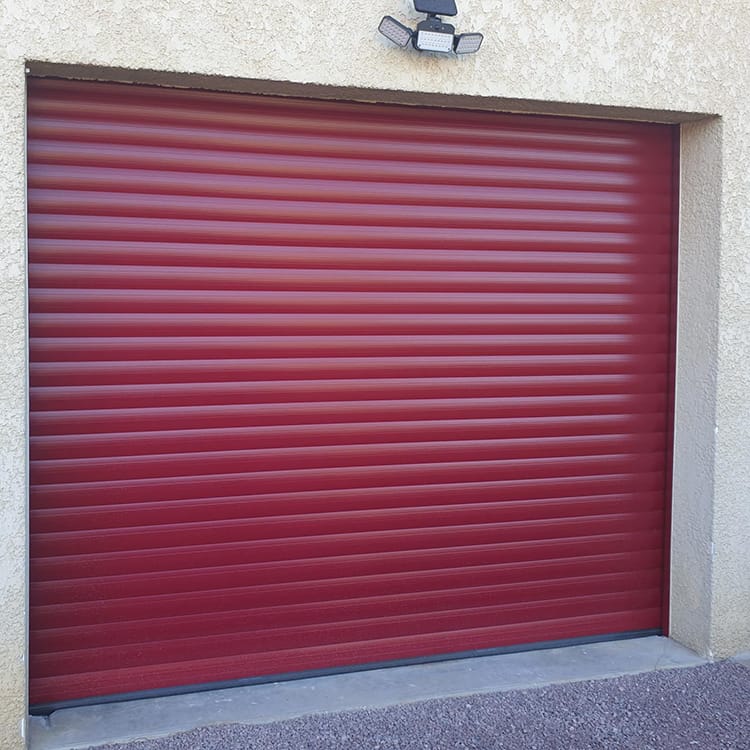 Porte de garage enroulable Dooralux rouge isolée, avec une lampe au dessus, de la marque Flip