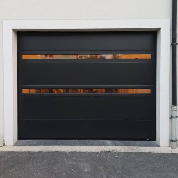 porte de garage sectionnelle noire visio panoramique installée à Saint-Germain-en-Laye dans le Val d'Oise